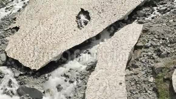 岩石河和石头与山雪的遗迹在一个山气景观大石头的山河视频的预览图