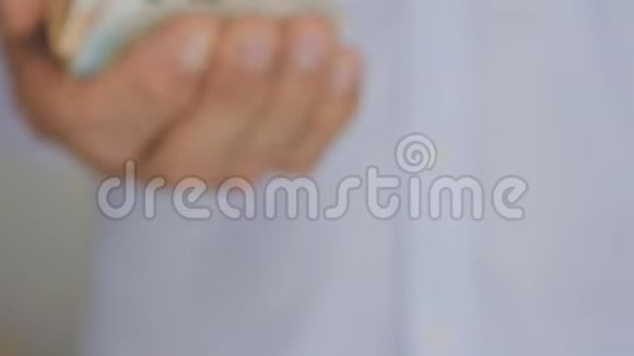 一位身穿浅蓝色衬衫的老人的手手里拿着欧元纸币视频的预览图