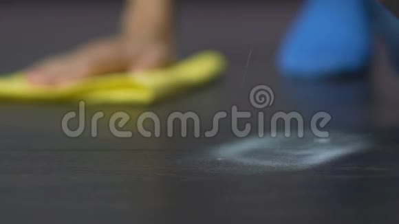 家庭主妇用特殊产品在地板上抛光木地板一般清洁视频的预览图