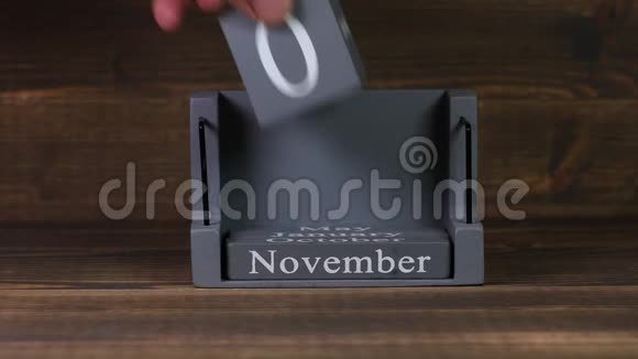 11月木立方体日历的01设定日期视频的预览图