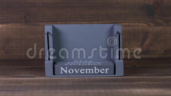 木立方体日历的10个设定日期为11月视频的预览图