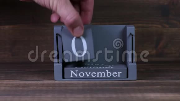 木立方体日历的设定日期为十一月视频的预览图
