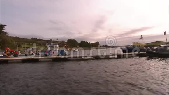 一艘小码头的驾驶艇视频的预览图