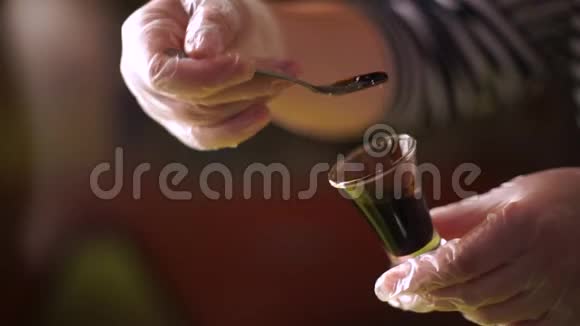 酱油在勺子上流动视频的预览图