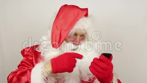 圣诞老人用手机打电话视频的预览图