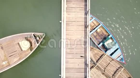 无人机观景船站在绿湖木墩附近的停车场停在河上的木船在空中拍摄视频的预览图