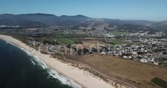 美国加利福尼亚州旧金山湾区附近半月湾的空中悬崖视频的预览图
