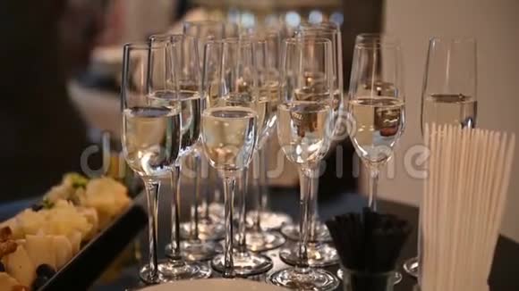 餐厅或酒店大堂的自助餐桌上有香槟和水果的玻璃杯视频的预览图