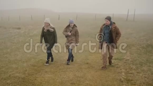 朋友在雾天一起徒步旅行两个女人和男人一起探索冰岛享受大自然视频的预览图