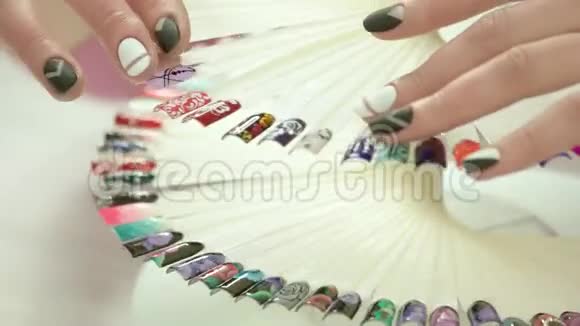 指甲艺术轮在运动女性的手视频的预览图