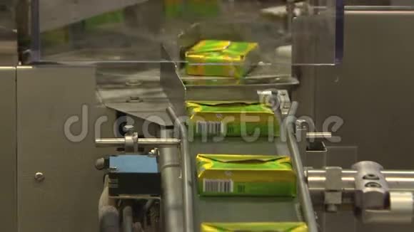 在乳品厂生产黄油机器把油放在袋子里密封视频的预览图