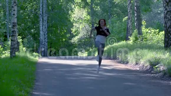 慢动作女孩在练习跑步视频的预览图