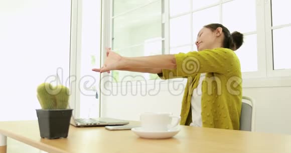 漂亮的亚洲商务女性放松一下用电脑笔记本工作视频的预览图