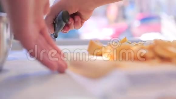 厨师为馅饼切面团视频的预览图