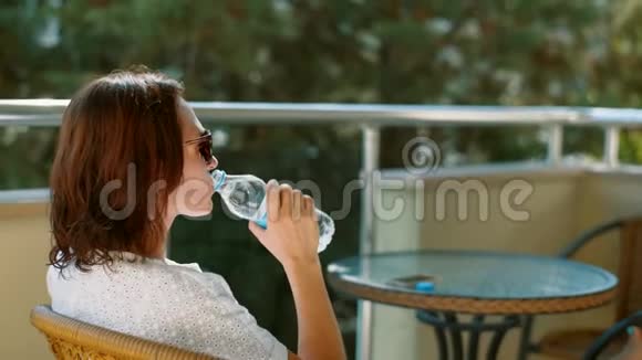女人从塑料瓶里喝水视频的预览图
