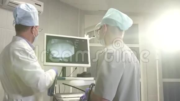 医生和助理医生在手术室准备医疗设备视频的预览图