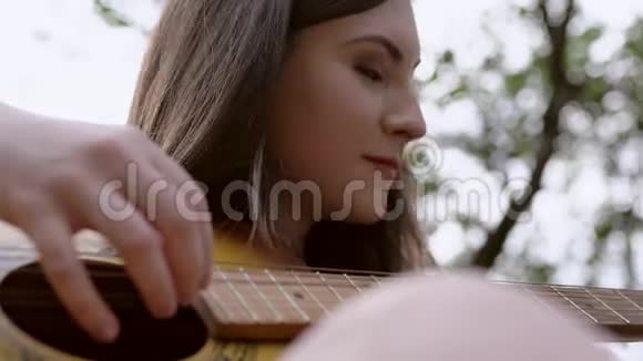 在烧烤时弹吉他的女孩视频的预览图