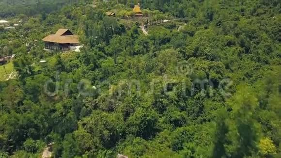 绿山带热带森林房屋鸟瞰高山覆盖的美丽风景建筑视频的预览图