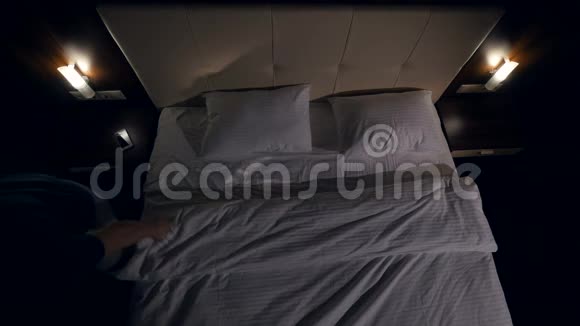 男人用智能手机躺在床上黑暗4K视频的预览图