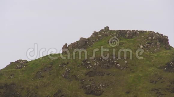 爱尔兰一座多岩石绿色的小山视频的预览图