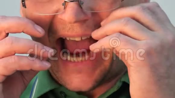 大嘴唇男人吃薯条视频的预览图