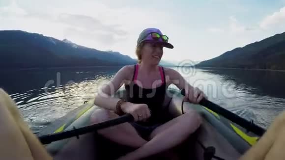 年轻女子在河里航行4k视频的预览图