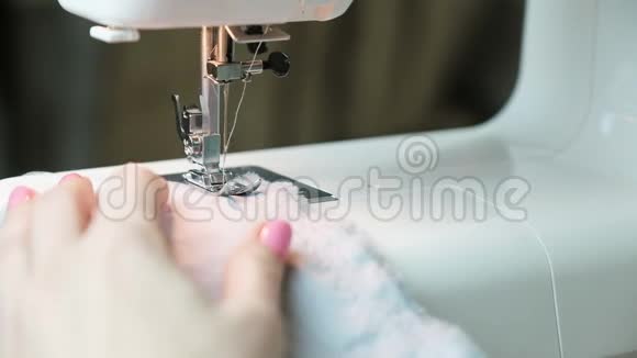 贴身女人缝纫机上的手缝织物慢动作视频的预览图