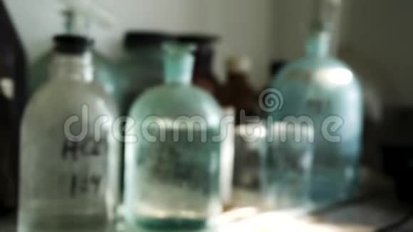 化学实验室与酸性溶液在旧玻璃烧瓶在实验室里用化学溶液把桌子关上视频的预览图