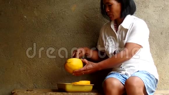 女人用刀剥木瓜水果视频的预览图