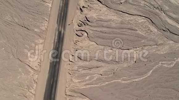 鸟瞰沙漠之路视频的预览图