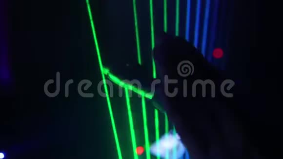 夜总会里性感女人手弹激光竖琴的特写镜头视频的预览图
