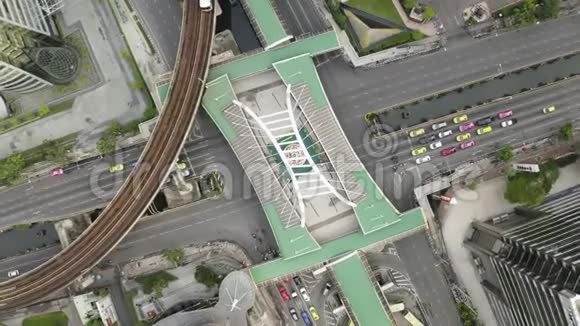 中央商务区交叉口及交通的鸟瞰图视频的预览图