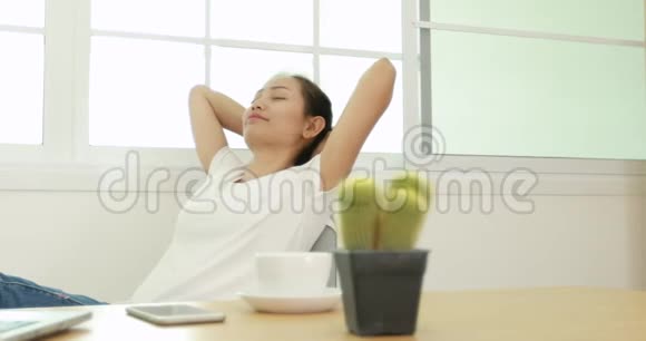漂亮的亚洲商务女性放松一下用电脑笔记本工作视频的预览图