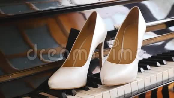 钢琴上的新娘婚纱鞋视频的预览图
