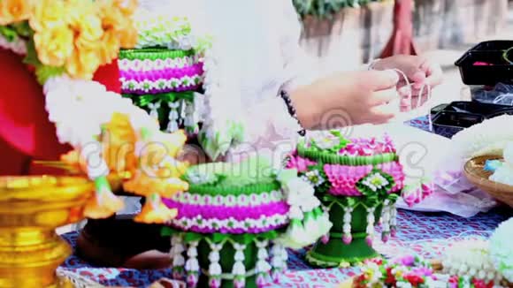 泰国妇女制作泰国传统花卉花环视频的预览图