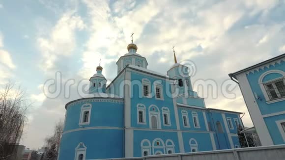 蓝天背景下的东正教教堂斯摩棱斯克大教堂贝尔哥罗德俄罗斯视频的预览图
