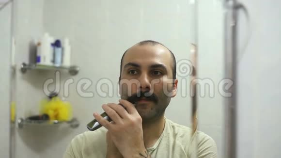 亚美尼亚男子用电动剃须刀刮胡子视频的预览图