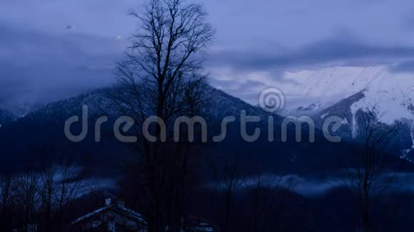 索契山滑雪胜地罗莎库特的玫瑰高原上的建筑日落视频的预览图