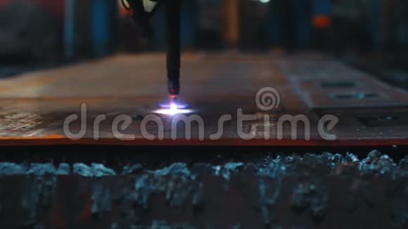 数控焊接激光机切割钢板高技术机器人设备视频的预览图