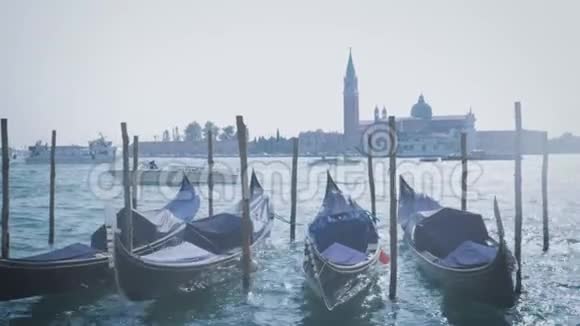 贡多拉斯停泊在威尼斯运河码头视频的预览图