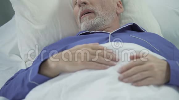 睡在床上大声打鼾的老人睡眠有问题呼吸暂停视频的预览图