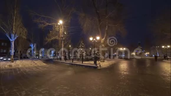 冬季夜间行人在城市中行走运动时间流逝视频的预览图