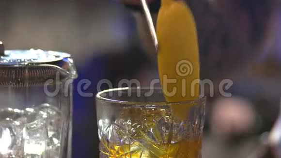 在鸡尾酒中加入柠檬片视频的预览图