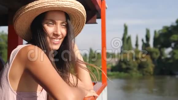 吸引人的年轻混合种族旅游女孩在大帽子观光和参加游轮在泰国河4K慢视频的预览图