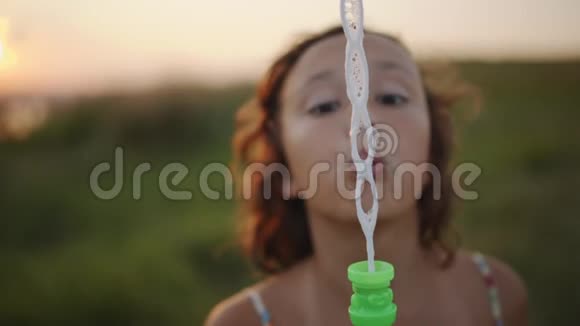 女孩吹肥皂泡视频的预览图