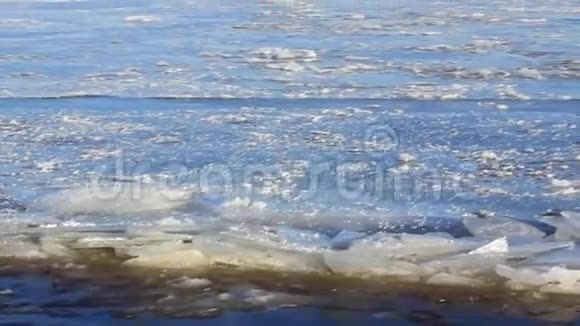 河水结冰了打破了冰视频的预览图