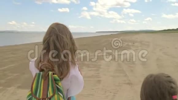 两个姐妹正沿着海滩散步视频的预览图