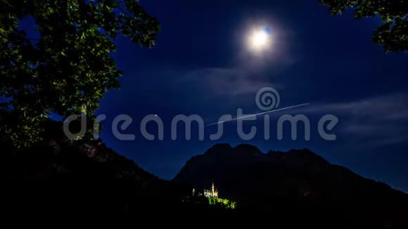 纽什旺斯坦城堡或称施洛斯纽什旺斯坦是巴伐利亚著名的城堡靠近德国富森市夜晚视频的预览图