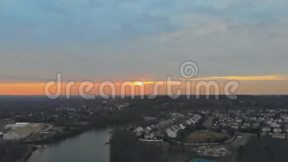 美国河边漂亮的公寓住宅区临水新居视频的预览图
