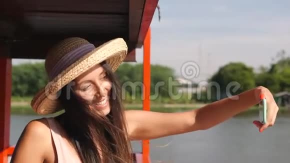 年轻快乐混血旅游妇女用手机拍照微笑的嬉皮士无忧无虑的女孩视频的预览图